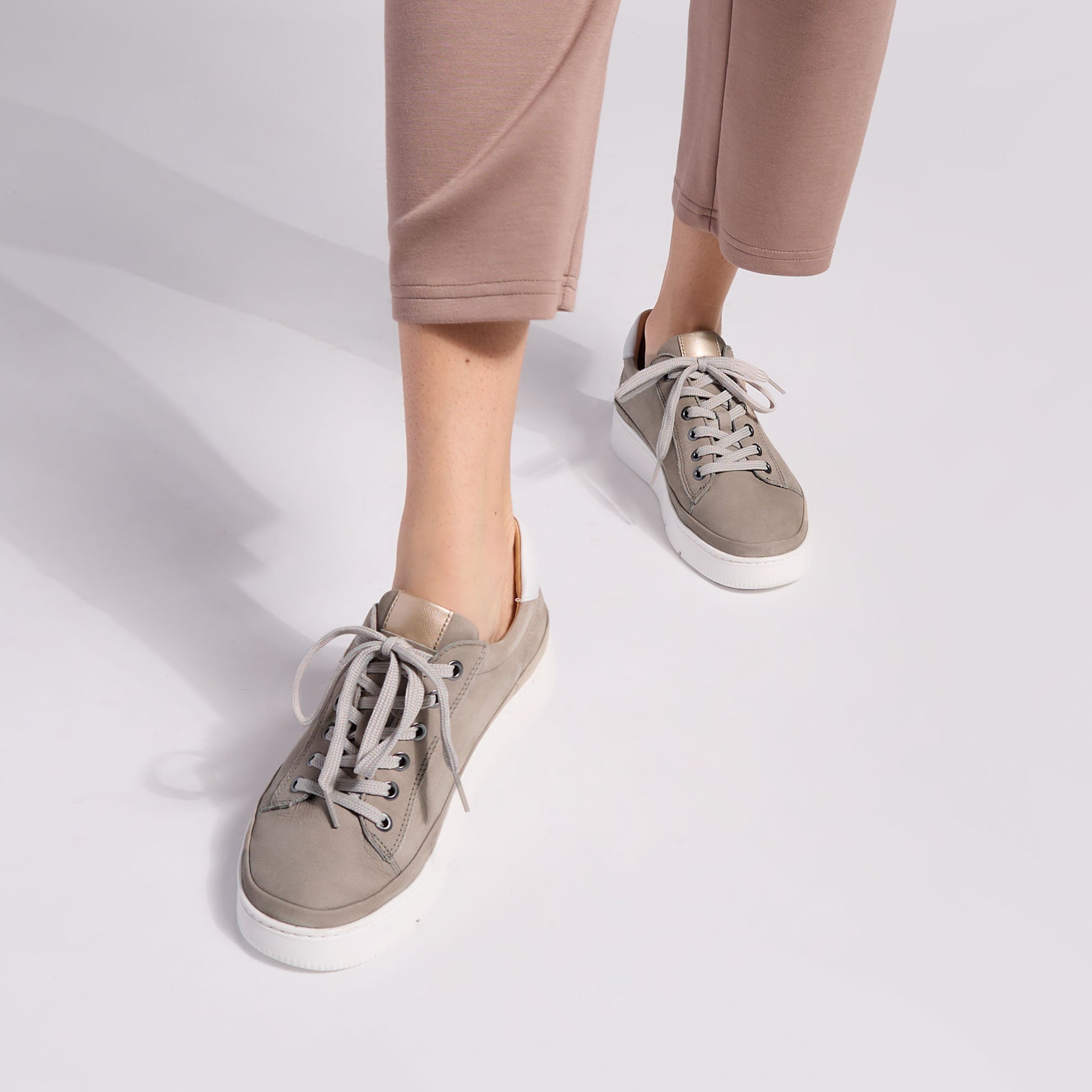 Women's Featherlight Laguna Sport | Mushroom Nubuck – Samuel Hubbard